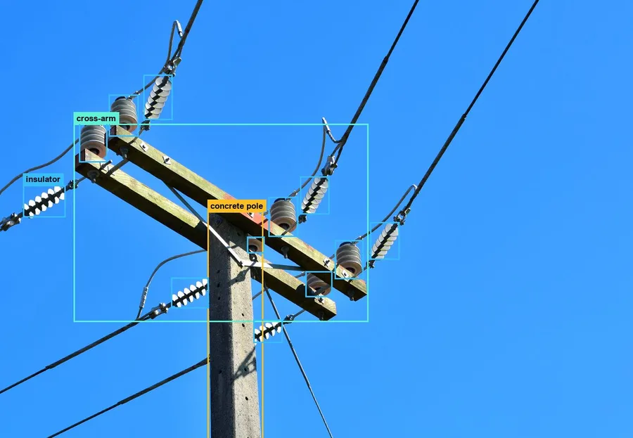 Poste de distribución con cruceta y aisladores detectados