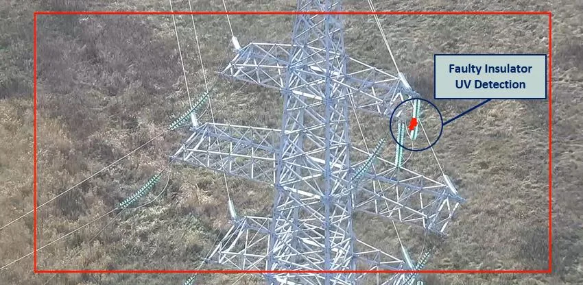 Vista aérea de una torre de transmisión con un aislador defectuoso detectado por UV