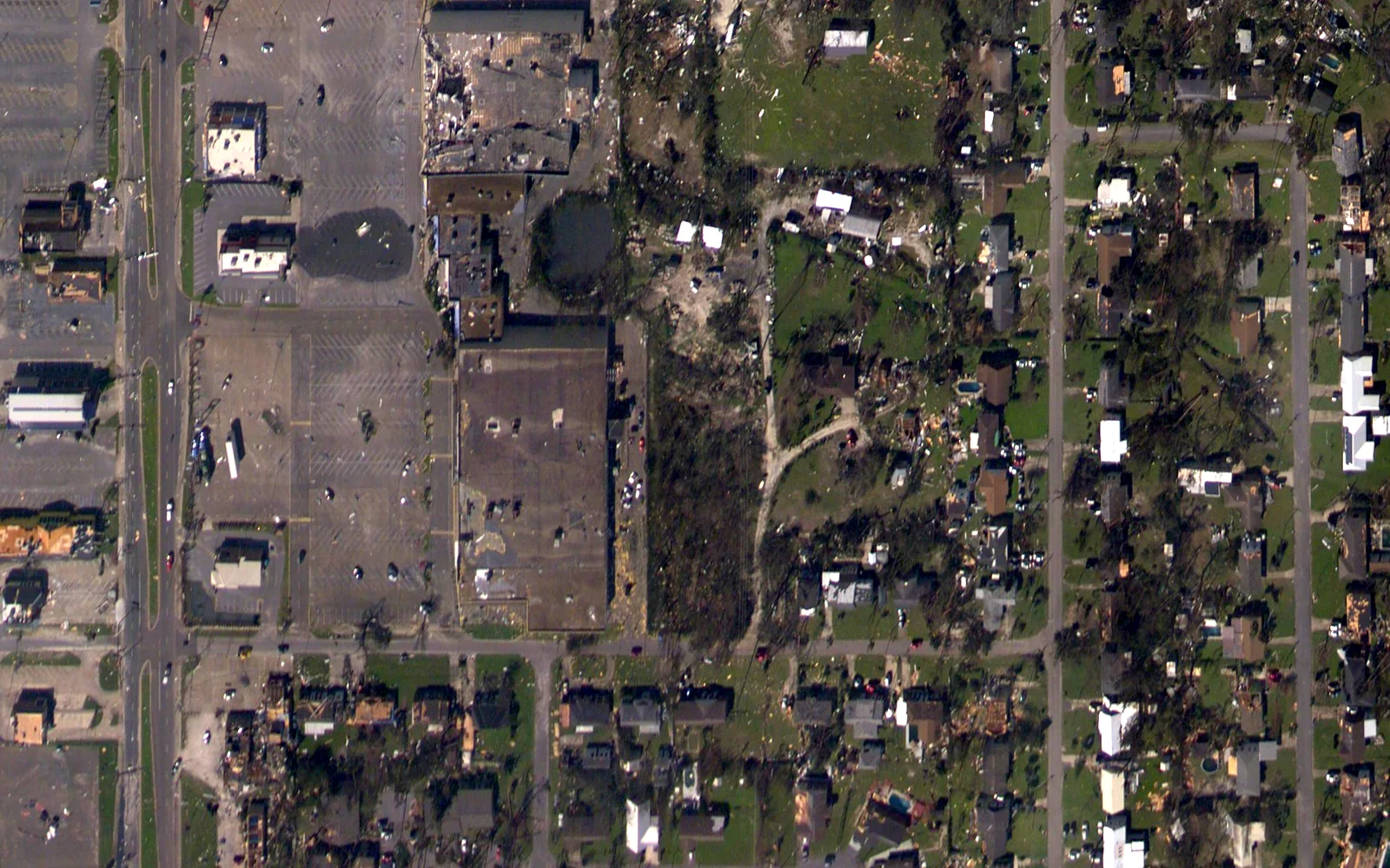 Imagen aérea de manzanas residenciales y un centro comercial el día después del huracán Michael