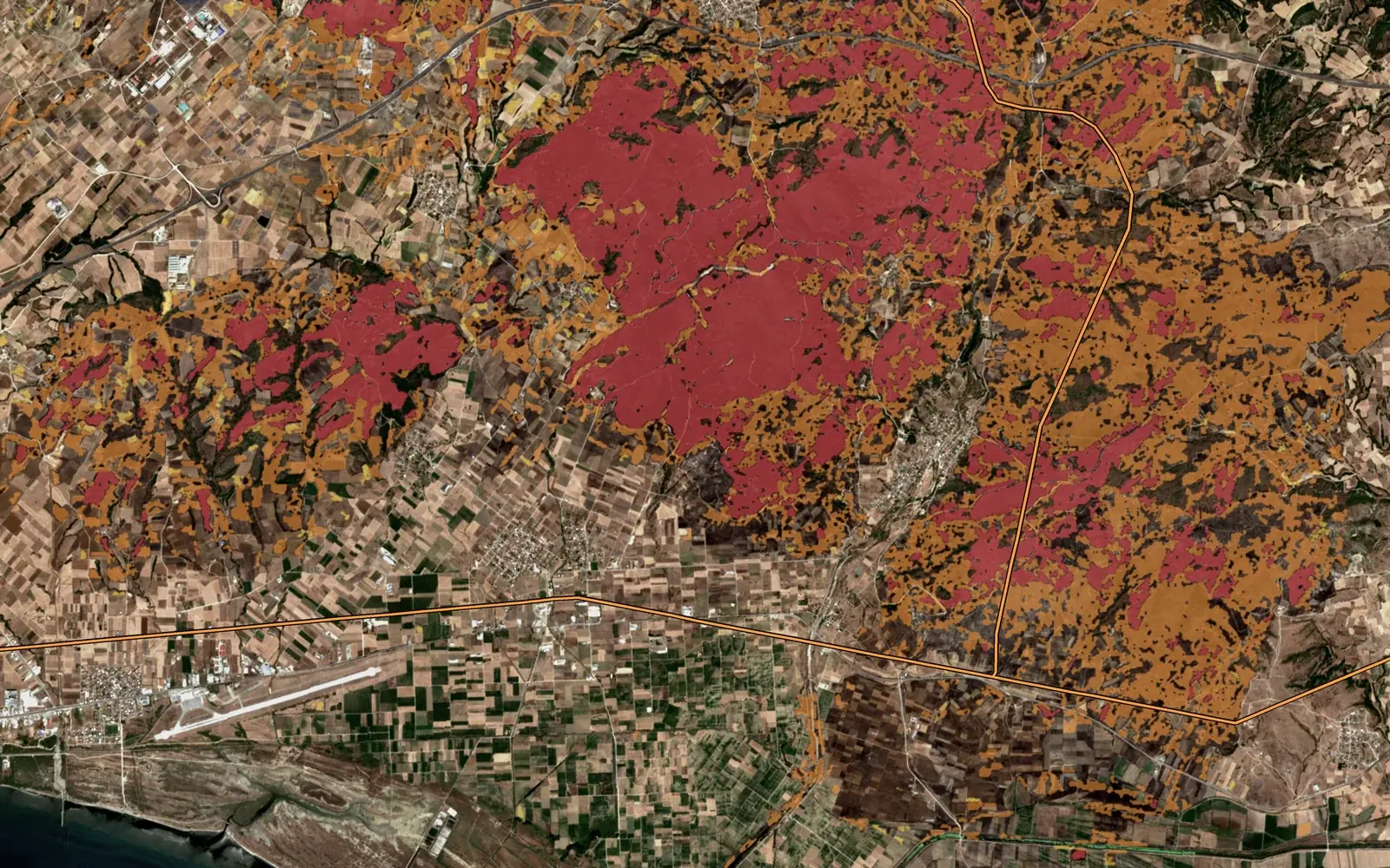 Severidad del incendio de Evros de agosto de 2023, al norte de Alejandrópolis (Grecia), en amarillo, naranja y rojo, con las líneas eléctricas que cruzan la zona quemada
