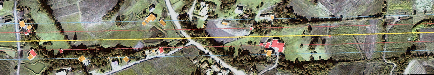 Edificações na faixa de servidão de uma linha de energia, coloridas pela distância até a linha, em uma imagem de satélite de 50 cm