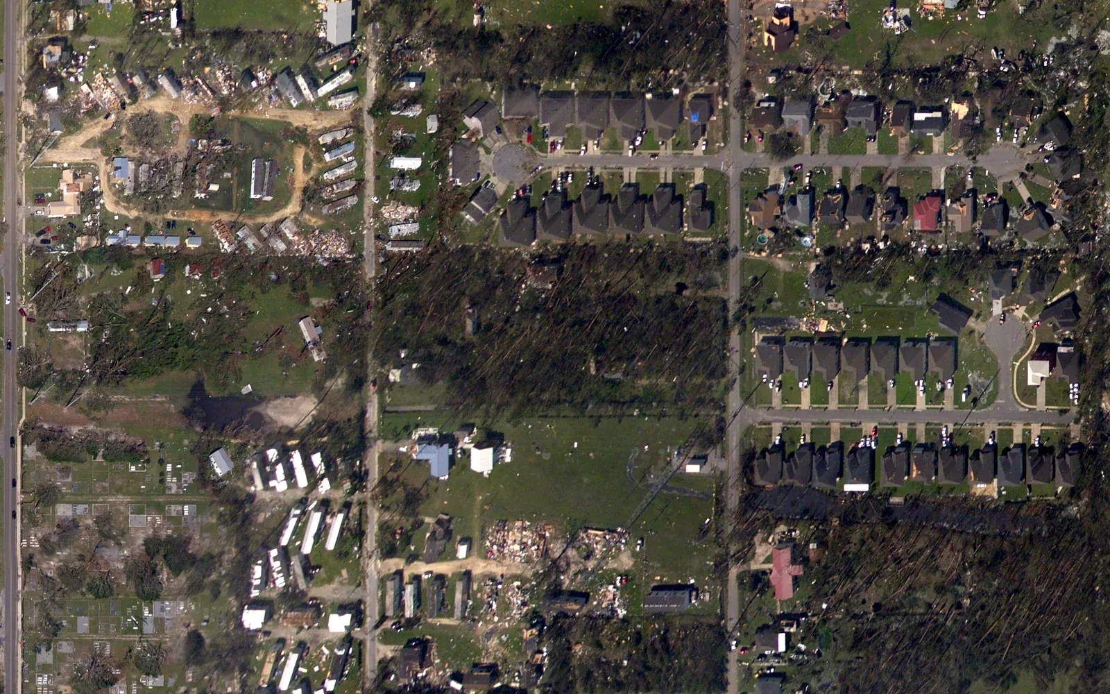 Imagen aérea de Callaway, Florida, el día después del huracán Michael: franjas de árboles derribadas y casas prefabricadas destrozadas