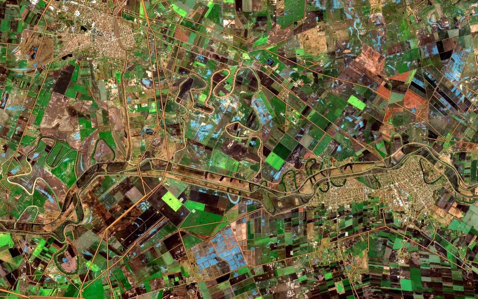 Imagen satelital de tierras agrícolas a lo largo del río Hármas-Körös, en Hungría, en febrero de 2018: el agua estancada en los campos en azul y las líneas eléctricas en naranja