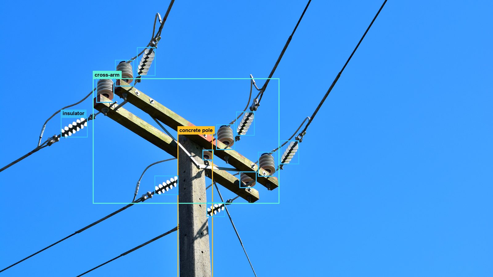 Poste de media tensión con los aisladores, la cruceta y el poste recuadrados