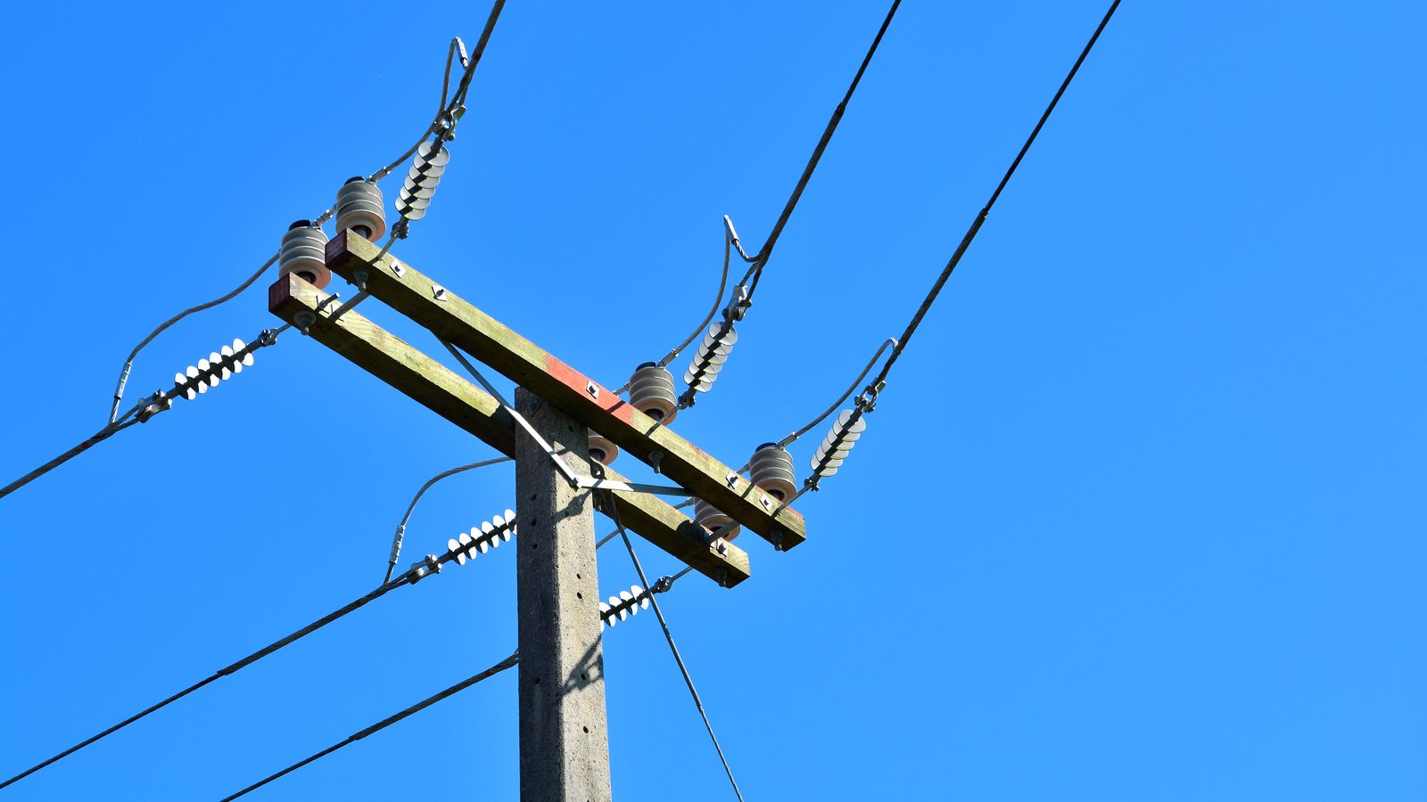 Cabeza de poste de media tensión con aisladores, cruceta y conductores